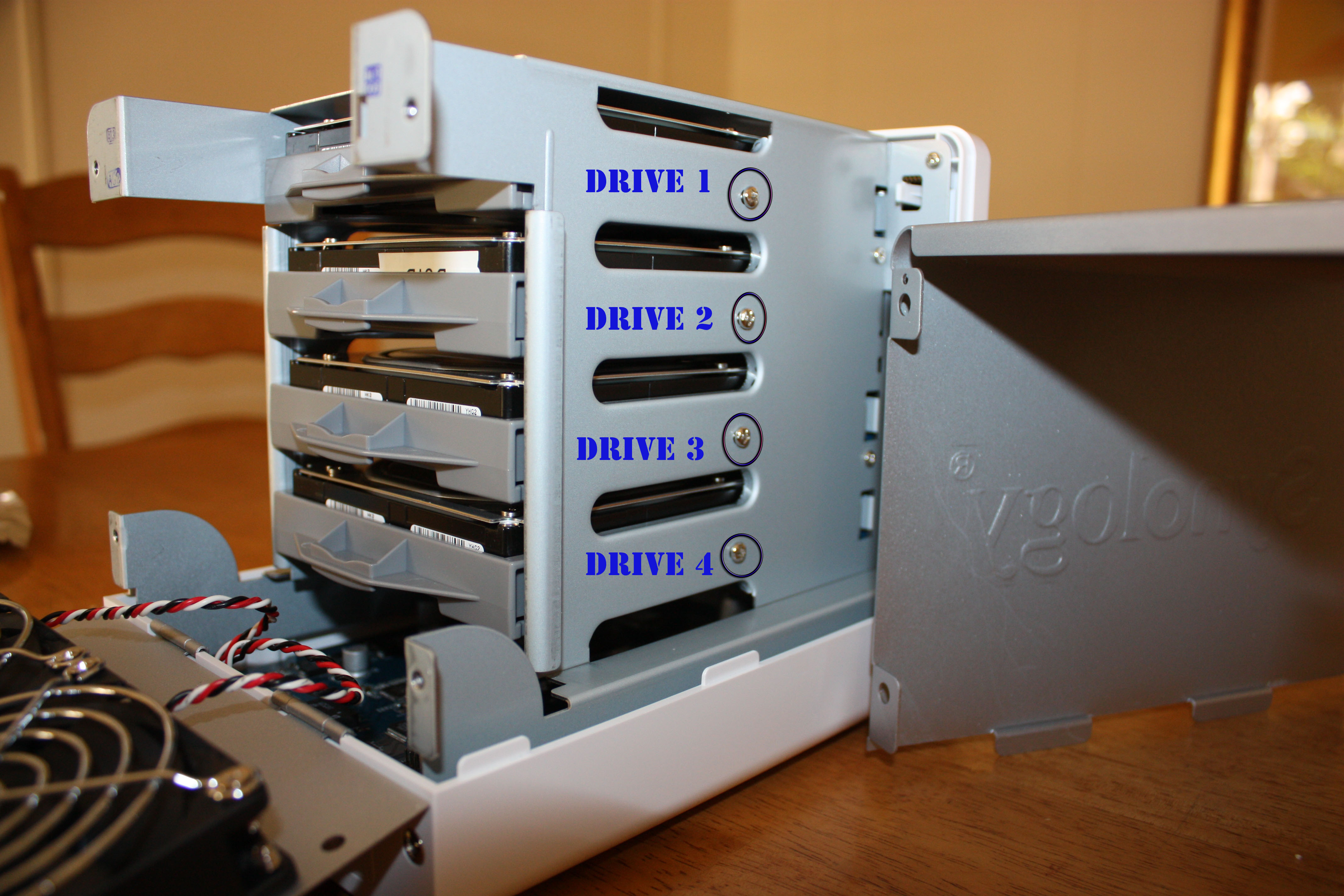 https://macsynology.files.wordpress.com/2011/05/synology-ds411j-drive-numbering-and-tray-screws.jpg